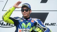 Pebalap Yamaha, Valentino Rossi, mengaku tak punya kans untuk bersaing dengan Marc Marquez dalam perburuan gelar juara MotoGP 2016. (EPA/Filip Singer)