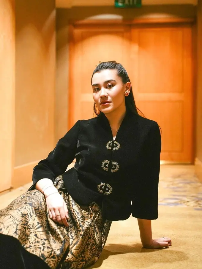 Aaliyah Massaid hadir di acara ulang tahun brand kecantikan, dia tampil anggun dalam balutan kebaya hitam