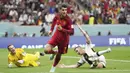 Alvaro Morata menambah satu gol saat Spanyol bermain imbang 1-1 melawan Jerman dalam matchday kedua Grup E Piala Dunia 2022 di Al Bayt Stadium, Senin (28/11/2022). Striker Atletico Madrid itu kini sudah mengumpulkan dua gol. (AP/Matthias Schrader)