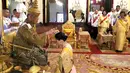 Maha Vajiralongkorn ketika dinobatkan sebagai Raja Thailand dengan gelar Rama X dari Dinasti Chakri di Istana Negara, Bangkok, Sabtu (4/5/2019). Dalam penobatan, sang raja berumur 66 tahun itu juga mengenakan jubah emas berhiaskan berlia. (Photo by Thai TV Pool /Thai Tv Pool/AFP)