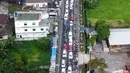 <p>Foto udara memperlihatkan kendaraan wisatawan di Jalan Raya Puncak, Cisarua, Kabupaten Bogor, Jawa Barat, Kamis (5/5/2022). Kapolres Bogor AKBP Iman Imanuddin mengatakan kepadatan arus kendaraan dari arah Jakarta atau Bogor dan juga dari arah Cianjur ke kawasan Puncak masih akan terjadi hingga akhir pekan nanti. (Liputan6.com/Herman Zakharia)</p>