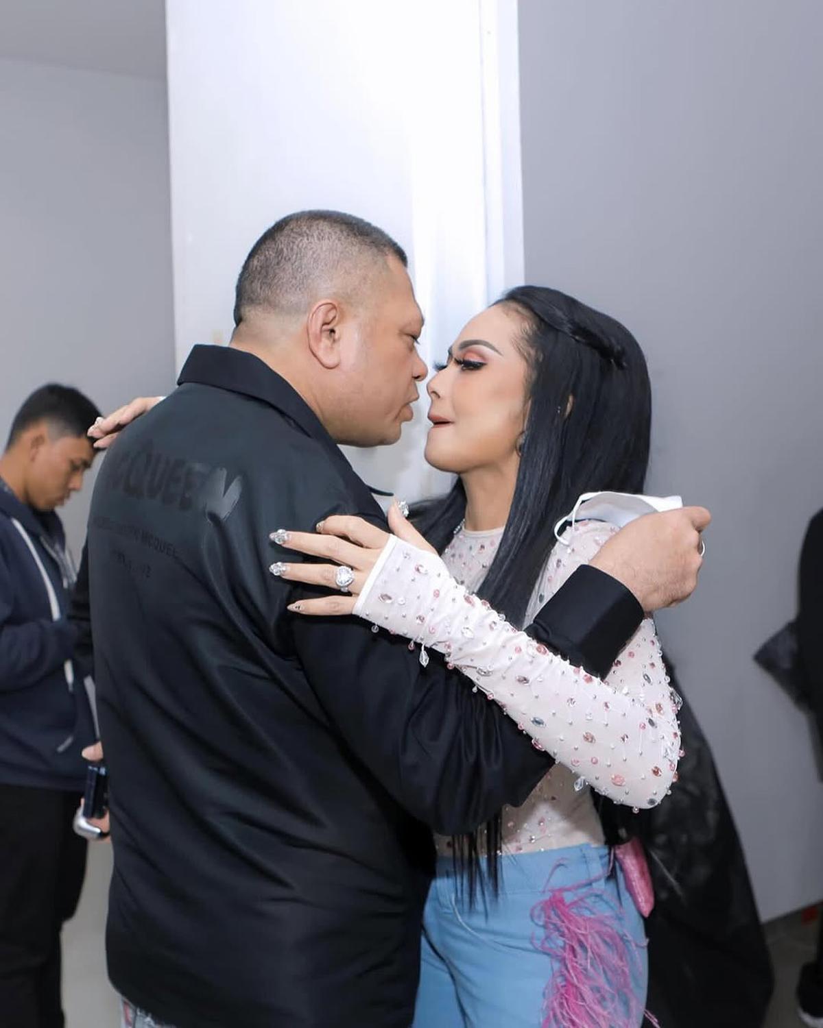 Potret Krisdayanti Dapat Dukungan Keluarga Tercinta Sebelum Konser Super Diva