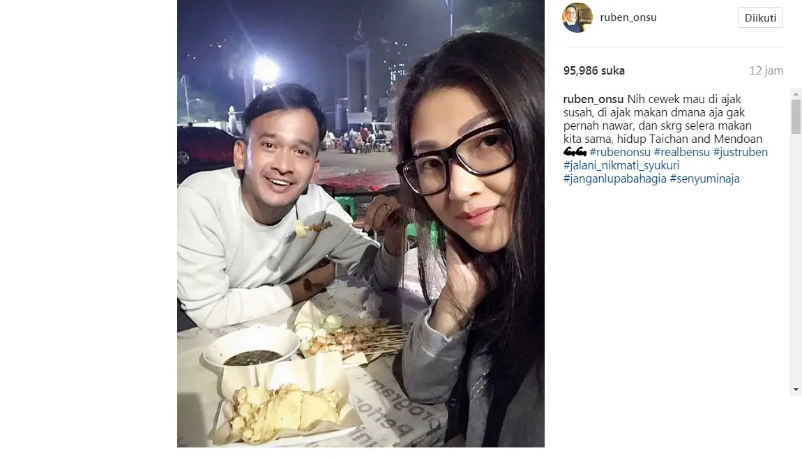 Ruben Onsu menikmati sate pinggir jalan bareng istri (Foto: Instagram)