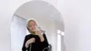 Pamer senyum kelihatan gigi, Alca Octavianti semakin terlihat manis. Meski foto yang diunggahnya blur dan wajahnya tidak terlihat begitu jelas, anak kedua dari dua bersaudara ini tetap dipuji cantik oleh warganet. (Liputan6.com/IG/@alcaoctvn)