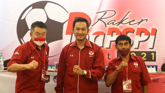 Ketua Badan Pembinaan Sepak Bola Prestasi Indonesia (BaPSPI), Eko Setyawan (tengah).