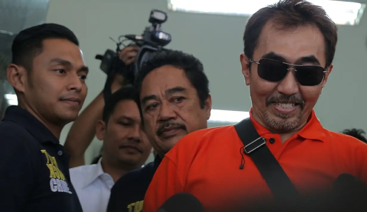 Kehadiran Aa Gatot di Polda untuk menjalani pemeriksaan terkait kepemilikan senjata api. Seperti diketahui, beberapa hari lalu, polisi menggeledah kediaman Aa Gatot di kawasan Pondok Indah, Jakarta Selatan. (Andy Masela/Bintang.com)