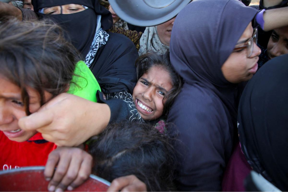 Anak-anak kelaparan Jalur Gaza mengantre makanan