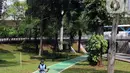 Seorang wanita berjalan melintasi jalur sepeda Taman Semanggi, Jakarta, Rabu (12/10/2022). Gubernur DKI Jakarta Anies Baswedan menyatakan pembangunan fasilitas pejalan kaki dan jalur sepeda itu bertujuan untuk memberikan ruang interaksi dan oase baru bagi warga Ibu Kota dan sekitarnya. (Liputan6.com/Herman Zakharia)