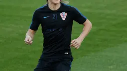 Bek Kroasia Domagoj Vida berusaha mengontrol bola saat mengikuti latihan tim di luar Stadion Luzhniki di Moskow, Rusia, (13/7). Kroasia akan bertanding melawan timnas Prancis pada Final Piala Dunia 2018.  (AFP Photo/Adrian Dennis)