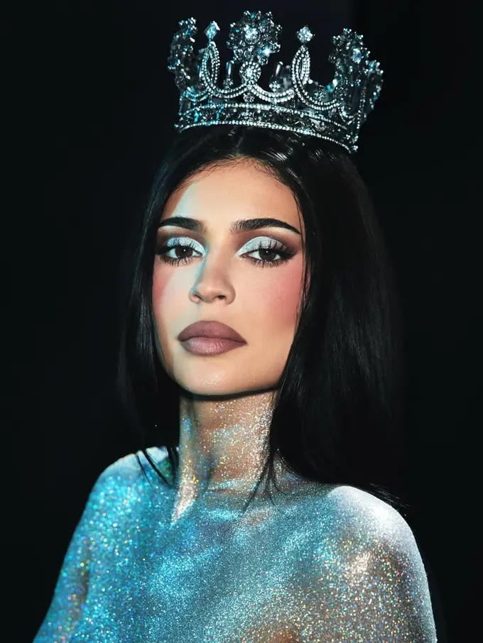 King Kylie is Back, Kylie Jenner Tampil Fearless Glam dengan Mahkota Rancangan Desainer Indonesia