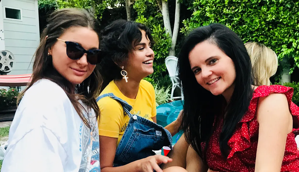 Instagram Selena Gomez sendiri belakangan sering mengunggah momen bahagia dirinya dan para sahabat. (instagram/selenagomez)