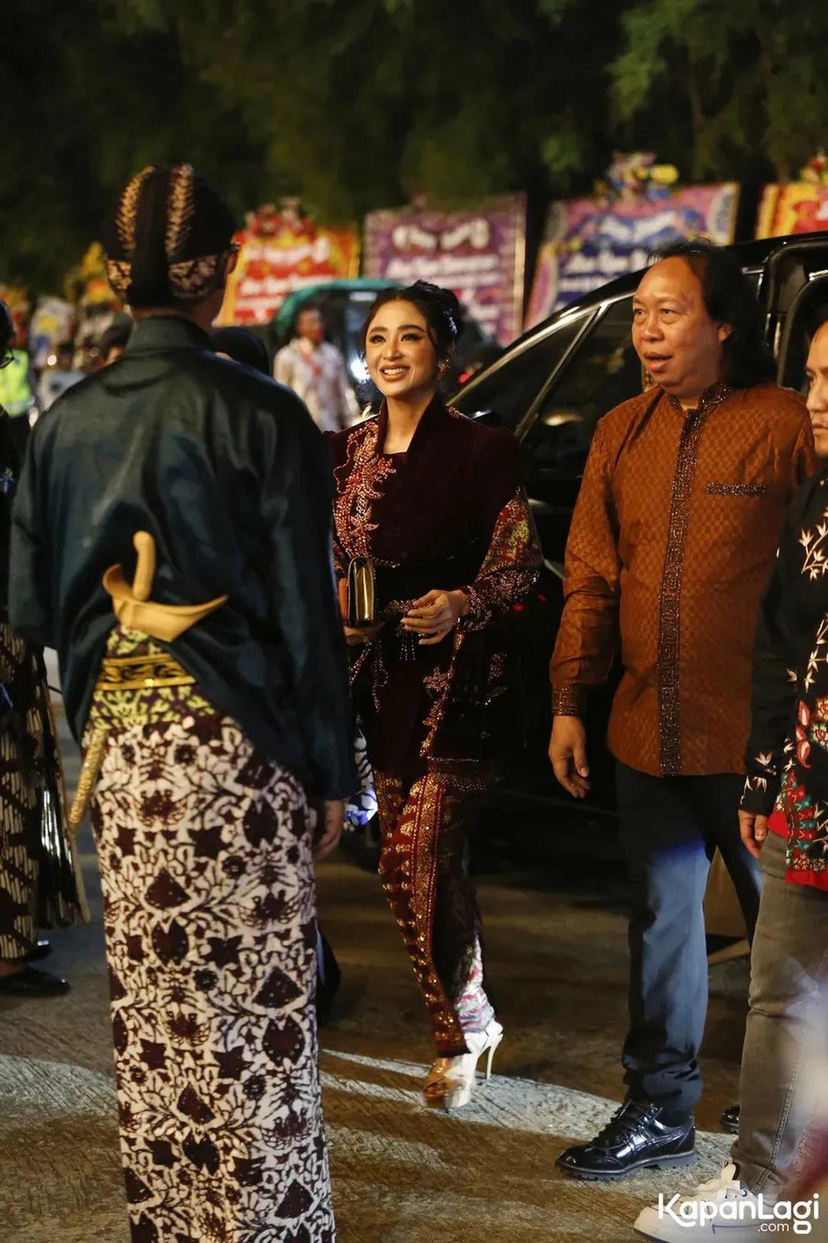 Kondisi Tio Pakusadewo Membaik, Dewi Perssik Berharap Bisa Main Film Bareng