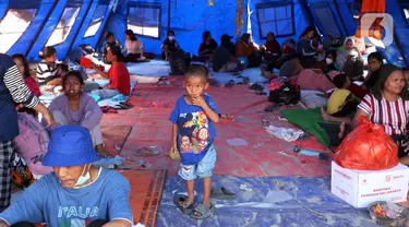 Suasana di tenda pengungsian pascakebakaran pemukiman penduduk di kawasan Kapuk Muara, Penjaringan, Jakarta Utara, Senin (31/7/2023). Sebanyak 1.000 orang dilaporkan mengungsi imbas kebakaran tersebut. (Liputan6.com/Johan Tallo)