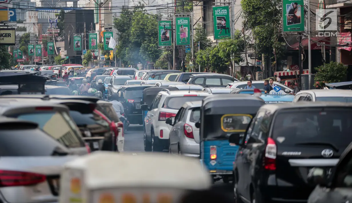 Sejumlah kendaraan melintas di Jalan H. Agus Salim, Menteng, Jakarta, Kamis (4/10). Pada 8-22 Oktober 2018 mendatang Jalan KH Wahid Hasyim dan Jalan H Agus Salim akan diberlakukan uji coba Sistem Satu Arah (SSA). (Liputan6.com/Faizal Fanani)