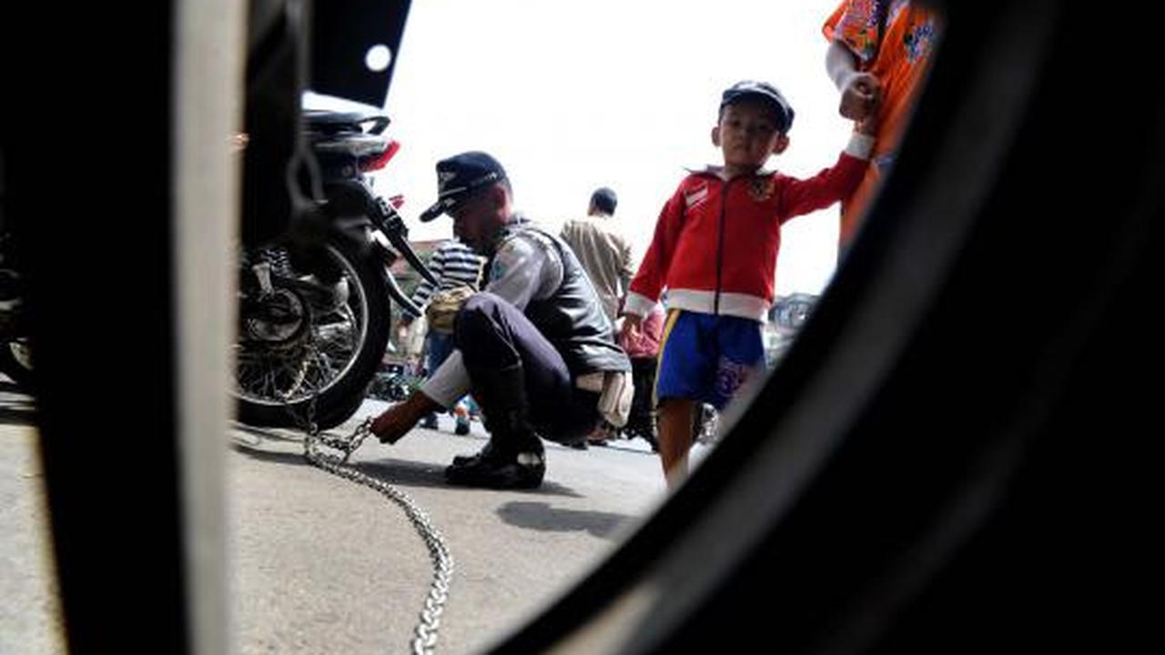Parkir sembarangan digembok dan ditilang