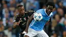 Penyerang Manchester City, Wilfried Bony (kanan) berusaha mengontrol bola dari kejaran bek Patrice Evra pada laga grup D Liga Champions di Etihad Stadium, Rabu (16/9/2015). Juventus menang atas Manchester City dengan skor 2-1. (Reuters/Carl Recine)