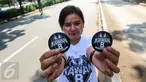 Seorang pemudi menunjukkan PIN berlogo kawan8 saat Car Free Day di kawasan Senayan, Jakarta Minggu (24/7). Mereka juga mengajak masyarakat untuk bisa berlaku adil dalam segala hal. (Liputan6.com/Fery Pradolo)