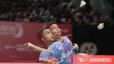 Gerakan Anthony Ginting saat mengembalikan kok ke arah Chen Long pada perempatfinal Daihatsu Indonesia Master 2018 di Istora Senayan, Kamis (26/1/2018). Anthony menang 21-11 16-21 21-18. (Bola.com/Nick Hanoatubun)
