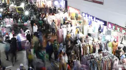 Pengunjung memadati Pasar Tanah Abang, Jakarta, Sabtu (23/4/2022). Menjelang Lebaran, Pasar Tanah Abang dipadati pengunjung yang memburu busana atau pakaian muslim untuk menyambut Hari Raya Idul Fitri 1443 Hijriah. (Liputan6.com/Herman Zakharia)