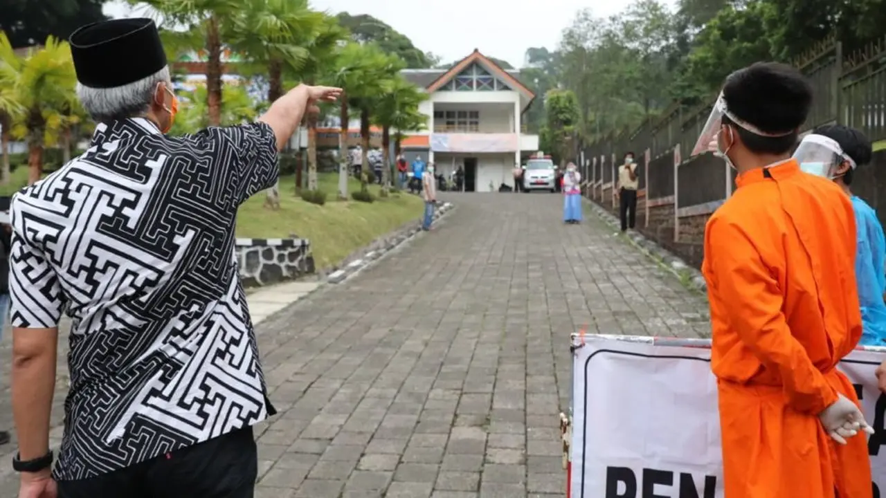 Gubernur Ganjar Pranowo menjenguk pasien Covid-19 klaster tarawih di Banyumas. (Liputan6.com/Humas Pemkab Banyumas)