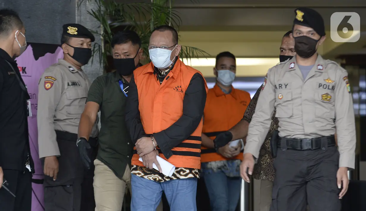 Mantan Sekretaris MA Nurhadi (tengah) memakai rompi tahanan usai ditangkap KPK di Gedung KPK, Jakarta, Selasa (2/6/2020). KPK menangkap Nurhadi beserta menantunya terkait  kasus dugaan suap gratifikasi pengurusan perkara di MA Tahun 2011-2016. (merdeka.com/Dwi Narwoko)