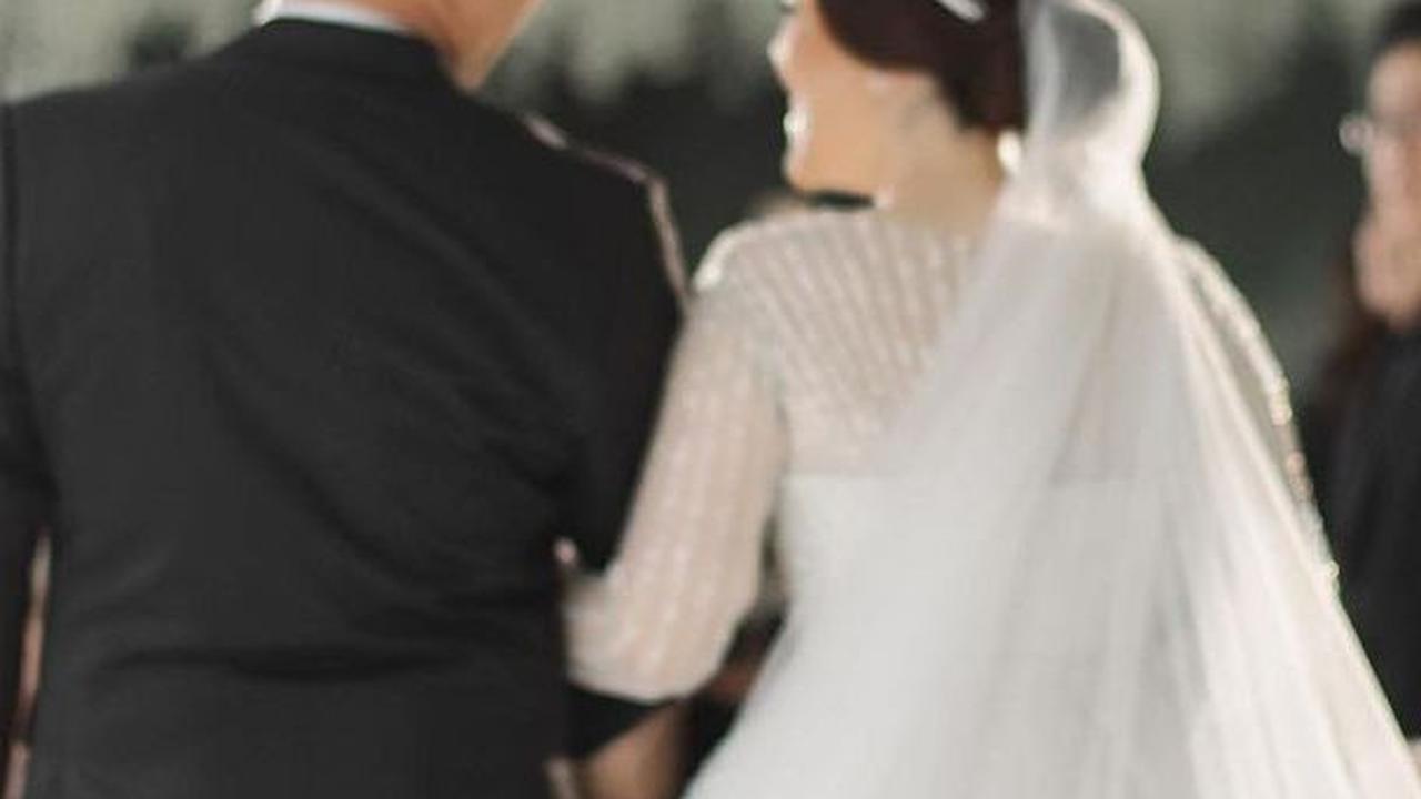 Ini  momen Tina Toon menggandeng sang suami di altar.