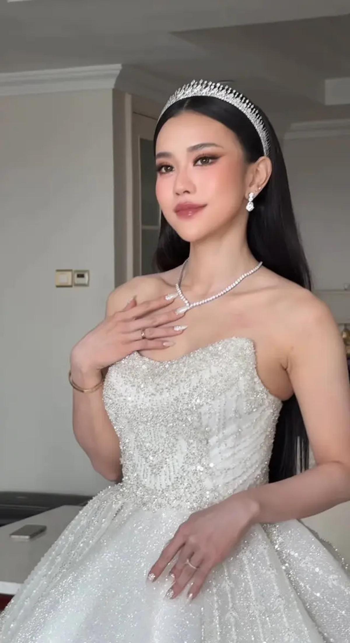 Detail Tiga Gaun Putih yang Dikenakan Jessica Jane di Hari Pernikahannya Bersama Erwin Phang, Tampil Bak Princess