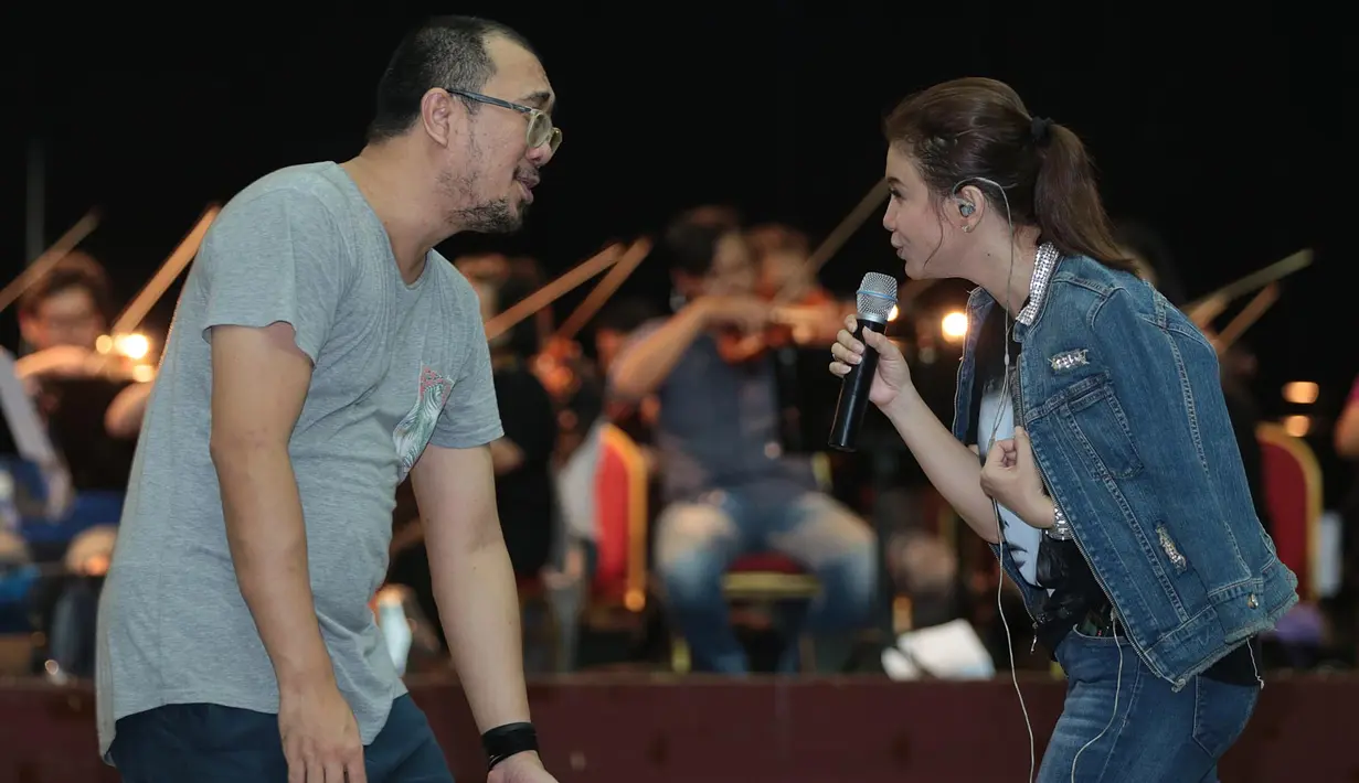 Persiapan demi persiapan terus dilakukan Rossa jelang konser yang akan diadakan pada Rabu (13/4/2017) mendatang. Selain mengaku tidak sabar, Rossa juga mengaku gugup jelang hari yang makin dekat. (Deki Prayoga/Bintang.com)