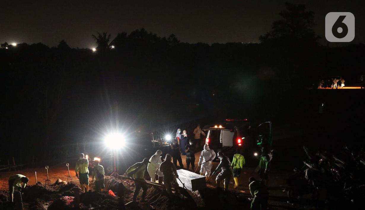 Proses pemakaman jenazah dengan protokol COVID-19 di TPU Pondok Ranggon, Jakarta, Sabtu (19/9/2020). Hingga Sabtu (19/9), angka positif COVID-19 di Indonesia bertambah menjadi 240.687 orang, sembuh 174.350 dan meninggal dunia 9.448. (Liputan6.com/Helmi Fithriansyah)