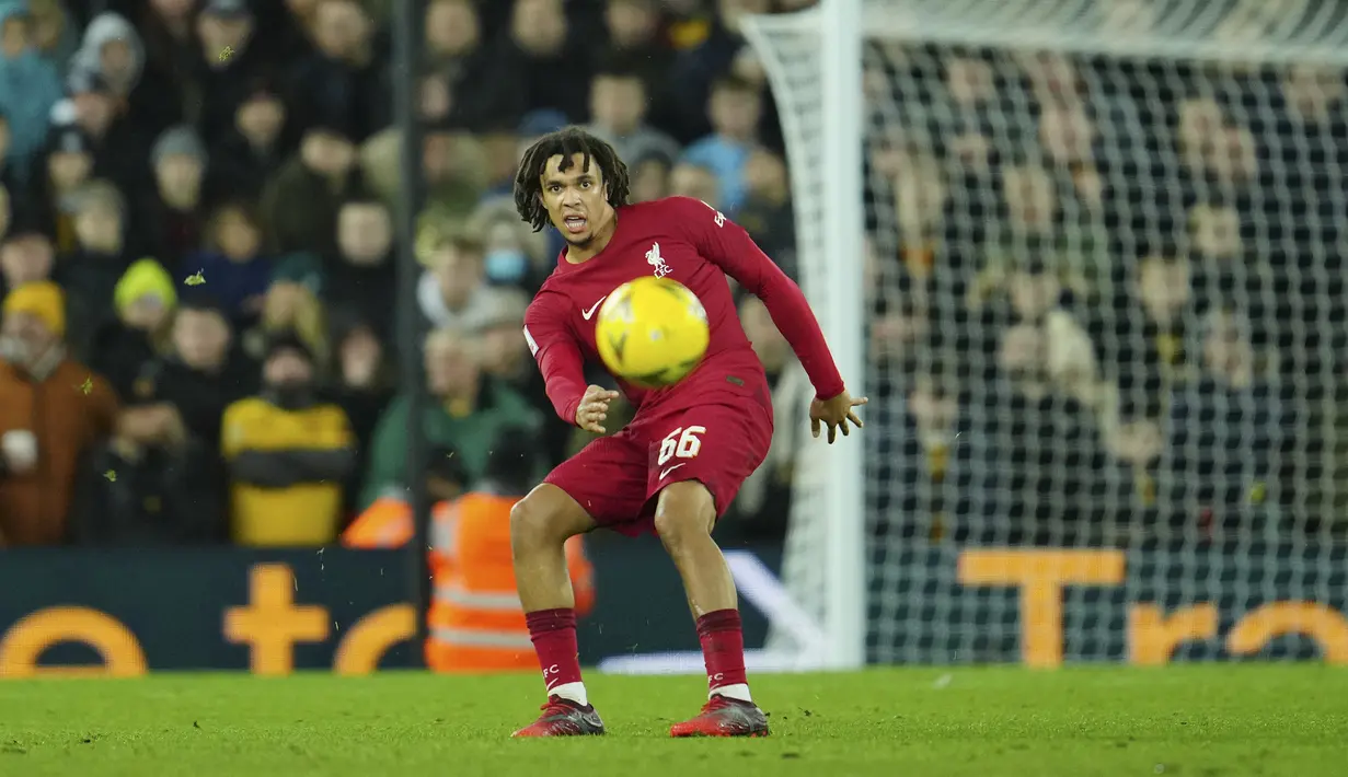 <p>Bek Liverpool, Trent Alexander-Arnold mengoper bola saat bertanding melawan Wolverhampton Wanderers pada putaran ketiga Piala FA di stadion Anfield, Inggris, Minggu (8/1/2023). Hasil imbang ini berarti kedua tim akan bertemu dalam pertandingan ulang (replay) di kandang Wolves, Molineux, untuk menentukan pemenang yang berhak melaju ke putaran Piala FA 2022-2023 berikutnya. (AP Photo/Jon Super)</p>