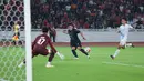Pemain Persija Jakarta, Witan Sulaeman, melepaskan umpan saat melawan PSIM Yogyakarta dalam laga pekan ke-14 BRI Super League 2025/2026 di Stadion Utama Gelora Bung Karno, Jakarta, Jumat (28/11/2025). (Bola.com/M Iqbal Ichsan)