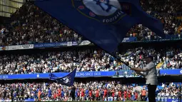 Para pemain Chelsea dan Liverpool masuk ke dalam lapangan untuk bertanding pada lanjutan Liga Inggris di Stamford Bridge di London (6/5). Chelsea menang tipis atas Liverpool 1-0 berkat gol Giroud. (AFP Photo/Glyn Kirk)