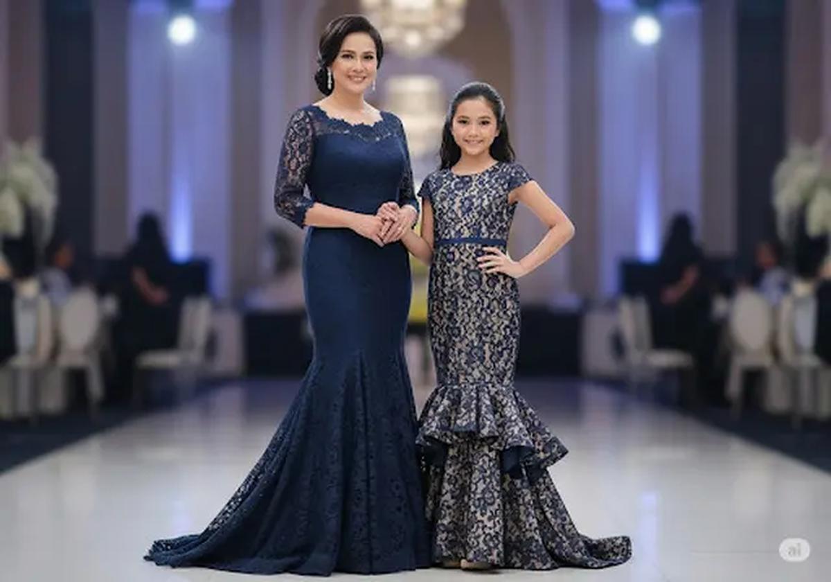 Dress Brokat Mermaid Cut Elegan/Baju Brokat Anak Kembaran dengan Ibu untuk Pesta (Sumber: gemini.com)