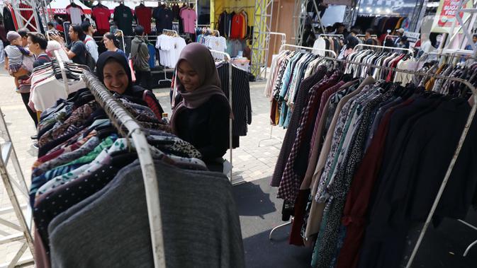 Pengunjung memilih kaos yang dijual pada Jakcloth Year End Sale di Plaza Tenggara GBK Senayan, Jakarta, Kamis (26/12/2019).  Di gelar pada 25-29 Desember 2019, Jakcloth tahun ini menghadirkan 400 clothing line lokal. (Liputan6.com/Angga Yuniar)