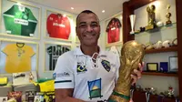 Cafu memegang trofi Piala Dunia (NELSON ALMEIDA / AFP)