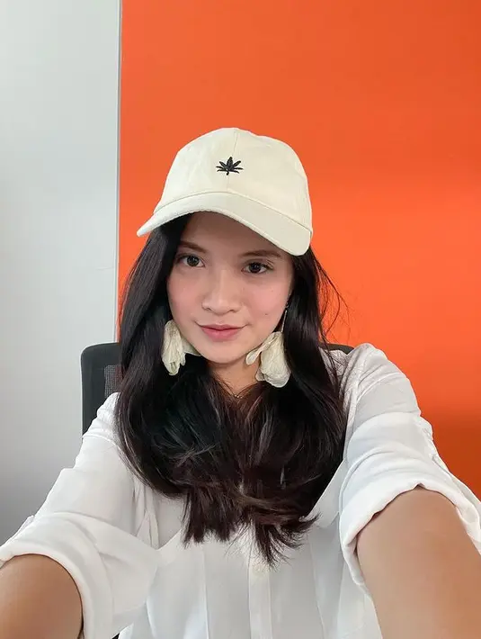 Perempuan kelahiran 4 Maret 1997 tersebut hingga saat ini masih betah sendiri lantaran inging fokus membesarkan anak semata wayangnya. (FOTO: instagram.com/vinessainez/)