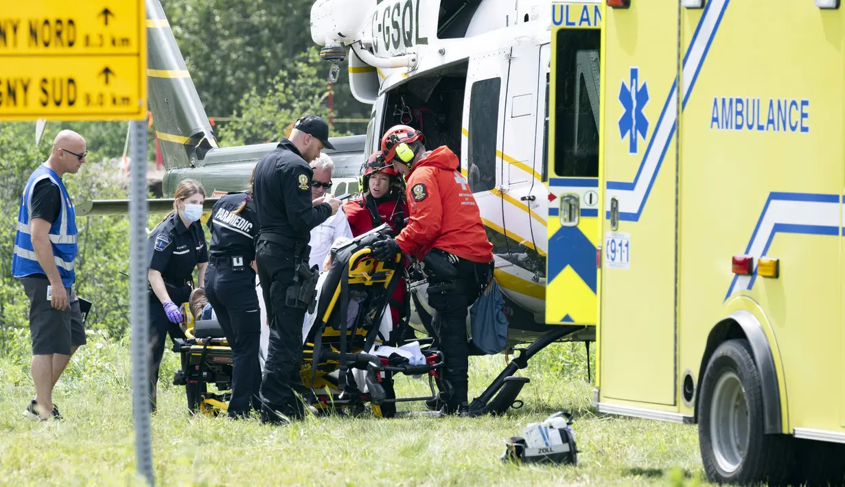 Sekitar 30 petugas polisi berada di lapangan mencari orang yang hilang.Penyelam polisi juga dikerahkan ke tempat kejadian, bersama dengan dua helikopter polisi.(Jacques Boissinot/The Canadian Press via AP)