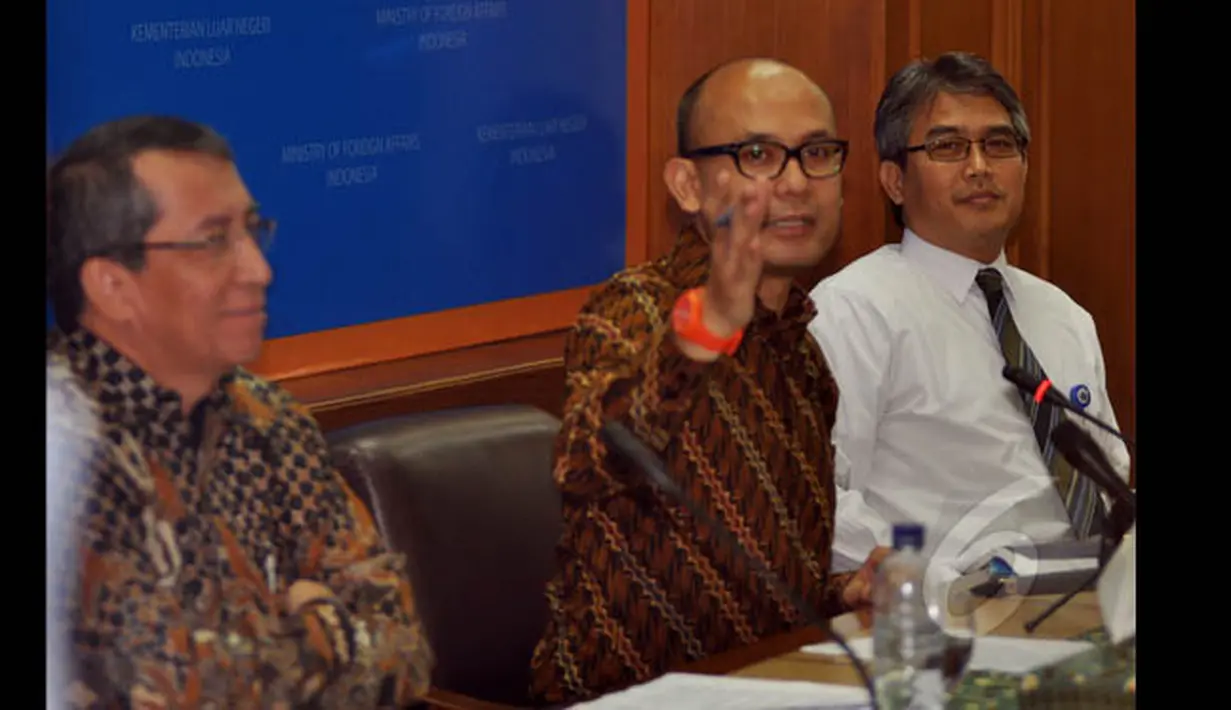 Juru bicara Kemenlu, Arrmanatha Nasir (tengah) saat memberikan pernyataan di Gedung Pancasila, Jakarta, Senin (19/1/2015). Pernyataan diberikan terkait sikap pemerintah Indonesia terkait penarikan Dubes Brasil dan Belanda. (Liputan6.com/Miftahul Hayat)