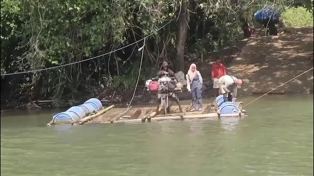 Sudah enam bulan terakhir, mereka hidup dalam keterisolasian setelah jembatan di Sungai Way Pemerih, satu-satunya akses vital penghubung Wayharu dan Wayheni, ambruk diterjang banjir.