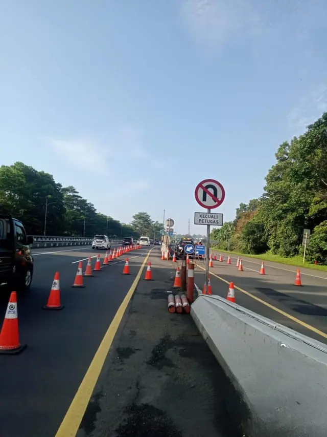 Suasana Lalu Lintas di ruas Tol Jagorawi arah Puncak.