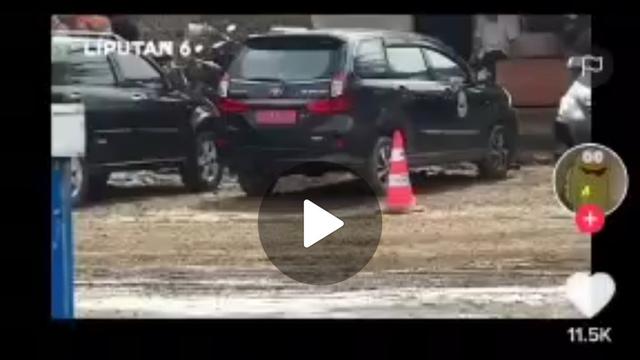 Tayangan video prosesi pemakaman Eril