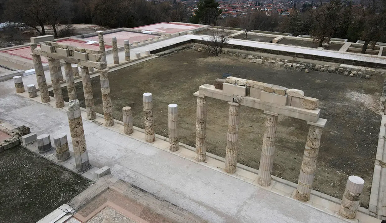 Di antara bagian yang telah dipugar adalah beberapa kolom raksasa yang menghiasi istana. Situs ini akan dibuka untuk umum pada hari Minggu. (AP Photo/Giannis Papanikos)