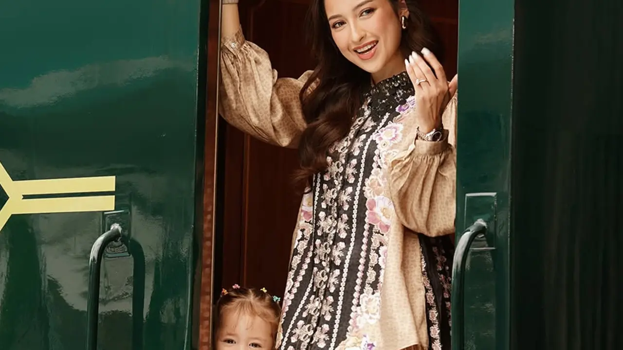Serasi Bak Mini-Me! Gaya Kompak Jennifer Coppen dan Kamari dalam Balutan Baju Lebaran Bernuansa Emas