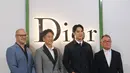 Mingyu selesaikan penampilan dengan celana putih dan D de Dior Monk Derby Shoe seharga Rp30 jutaan