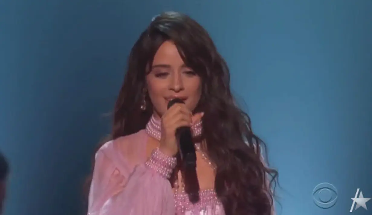 Menyanyikan lagu yang mengisahkan tentang cinta seorang ayah kepada anak perempuannya, Camila pun sukses membuat penonton lainnya ikut terbuai. Tak sedikit yang meneteskan air mata, termasuk Gwen Stefani. (Youtube Access)