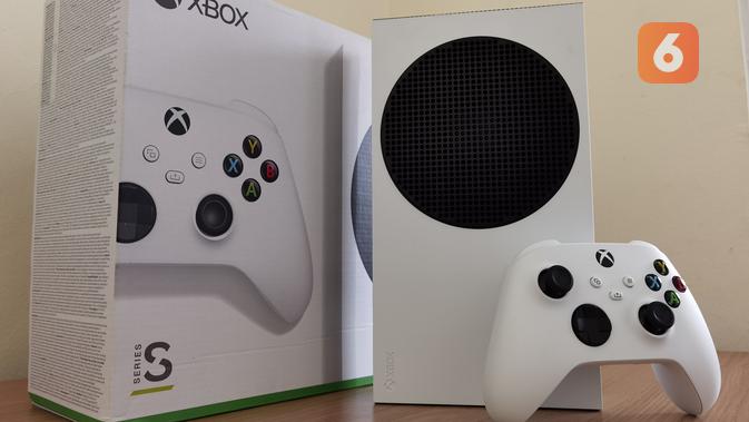 Penampakan boks, konsol Xbox Series S. dan kontrolernya. (Liputan6.com/ Yuslianson)