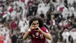 Pemain Qatar, Akram Afif, melakukan selebrasi setelah mencetak gol ke gawang Lebanon pada babak penyisihan Grup A Piala Asia 2023 di Stadion Lusail, Jumat (12/1/2024). (AP Photo/Thanassis Stavrakis)