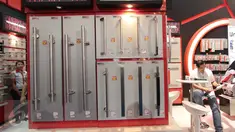 Salah satu peserta pameran Mega Build Technology  2016 memperkenalkan produknya kepada pengunjung, JCC, Jakarta, Jumat (18/3/2016). Mega Build Technology  2016 menghadirkan lebih dari 1.000 brand ternama. (Liputan6.com/Angga Yuniar)
