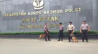 Dua Ekor Anjing K-9 Disiagakan di Depan Mako Brimob (Liputan6.com/Ady Anugrahadi)
