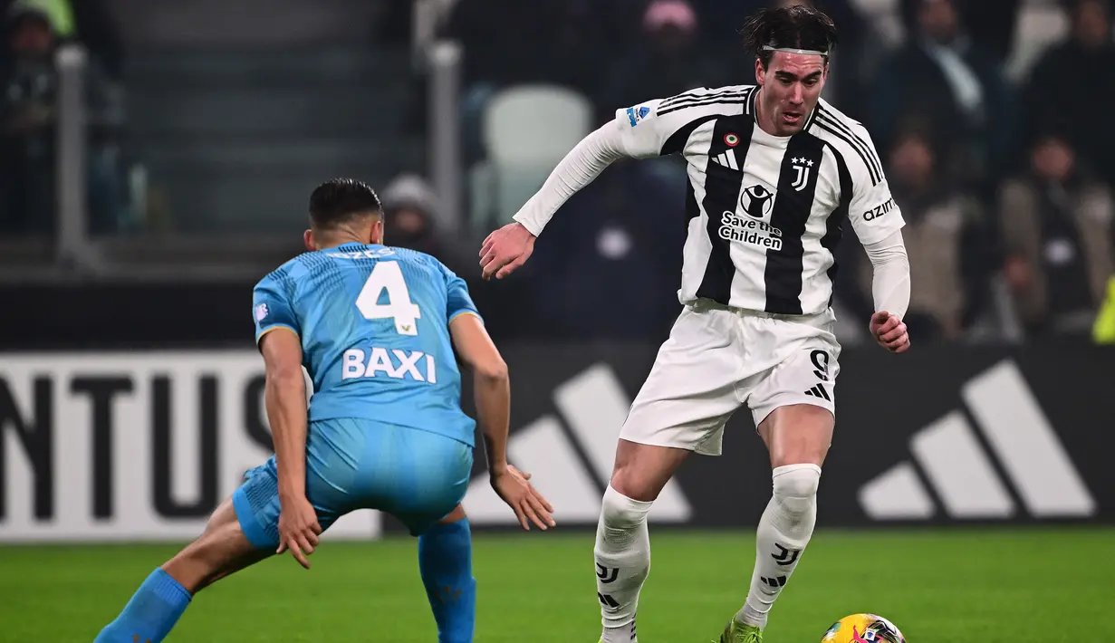 Sepanjang pertandingan, Jay Idzes mendapat tugas khusus mengawal penyerang Juventus, Dusan Vlahovic. Kapten Timnas Indonesia itu pun berhasil menjalankan tugasnya dengan baik dan membuat Vlahovic tak mampu berbuat banyak. (AFP/Marco Bertorello)
